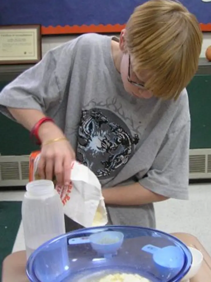 Students eating corn pudding