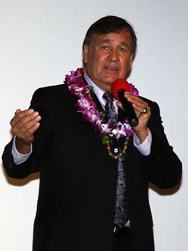 Billy Mills speaking to an audience