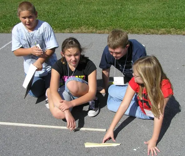 Students measuring airplane flight distance